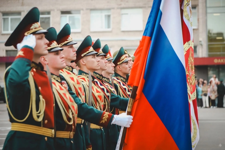 Будущим офицерам Академии войск национальной гвардии вручили лейтенантские погоны