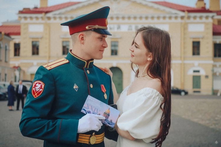 Выпускника Военной академии Росгвардии первым наградили в ходе торжественного приема в Петропавловской крепости