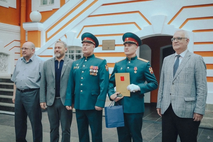 Выпускника Военной академии Росгвардии первым наградили в ходе торжественного приема в Петропавловской крепости