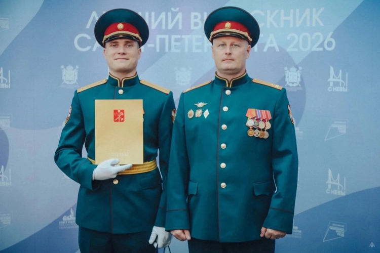Выпускника Военной академии Росгвардии первым наградили в ходе торжественного приема в Петропавловской крепости