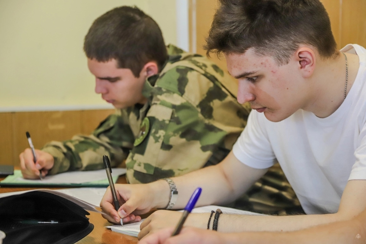В военной академии Росгвардии прошел третий день абитуриентских сборов 