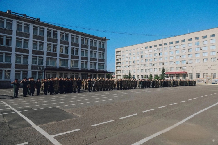 Военнослужащим Академии войск национальной гвардии, получившим очередные воинские звания, торжественно вручены погоны