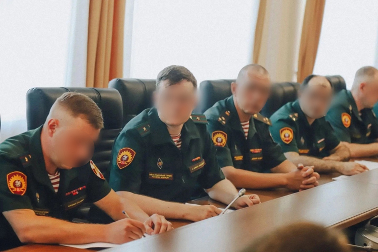 Военнослужащим Академии войск национальной гвардии, получившим очередные воинские звания, торжественно вручены погоны