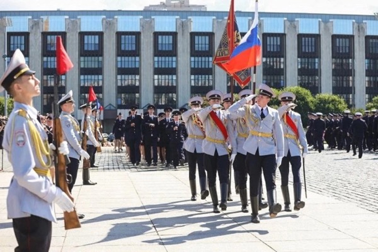 Начальник Военной академии Росгвардии поздравил выпускников Санкт-Петербургского университета МВД России