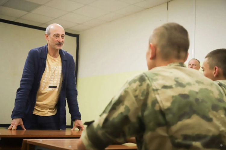 В Ленинградской области первокурсники Военной академии Росгвардии встретились с Заслуженным артистом России Карэном Бадаловым