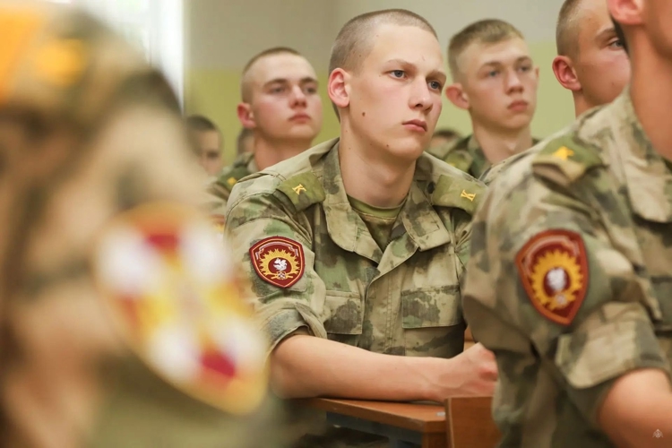 В Ленинградской области первокурсники Военной академии Росгвардии встретились с Заслуженным артистом России Карэном Бадаловым