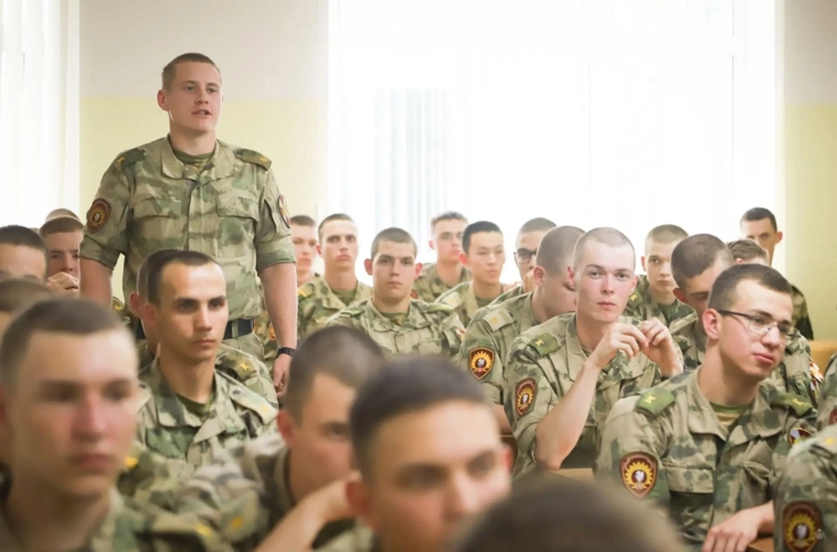 В Ленинградской области первокурсники Военной академии Росгвардии встретились с Заслуженным артистом России Карэном Бадаловым