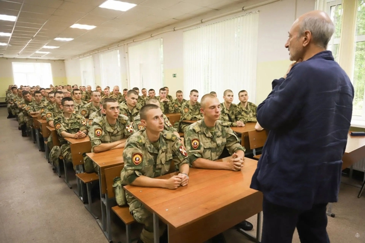 В Ленинградской области первокурсники Военной академии Росгвардии встретились с Заслуженным артистом России Карэном Бадаловым