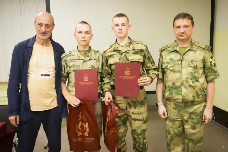 В Ленинградской области первокурсники Военной академии Росгвардии встретились с Заслуженным артистом России Карэном Бадаловым