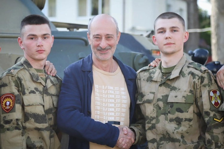 В Ленинградской области первокурсники Военной академии Росгвардии встретились с Заслуженным артистом России Карэном Бадаловым