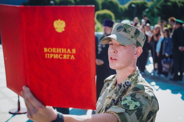 "Присяге будем верны!" - в День Государственного флага России состоялась торжественная церемония приведения к военной присяге военнослужащих БОУП Военной академии Росгвардии 