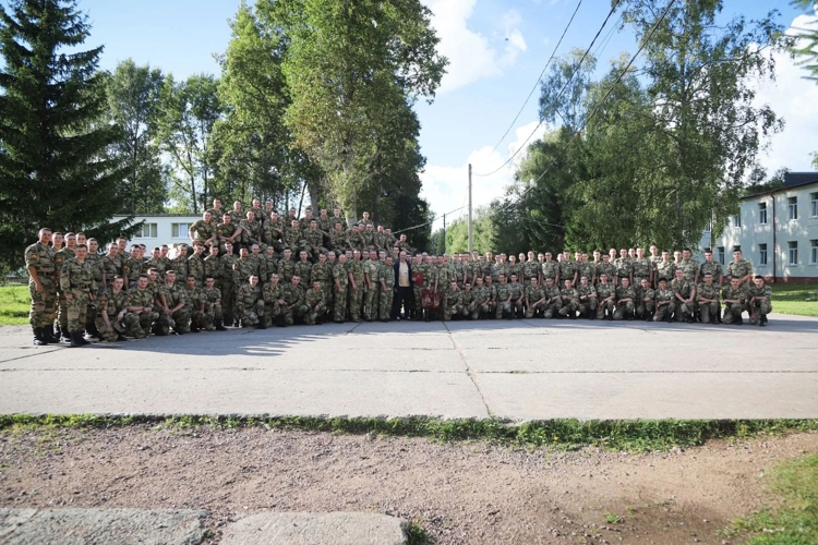 В Ленинградской области первокурсники Военной академии Росгвардии встретились с Заслуженным артистом России Карэном Бадаловым