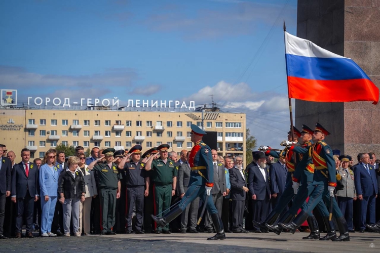 Делегация Росгвардии почтила память защитников Ленинграда