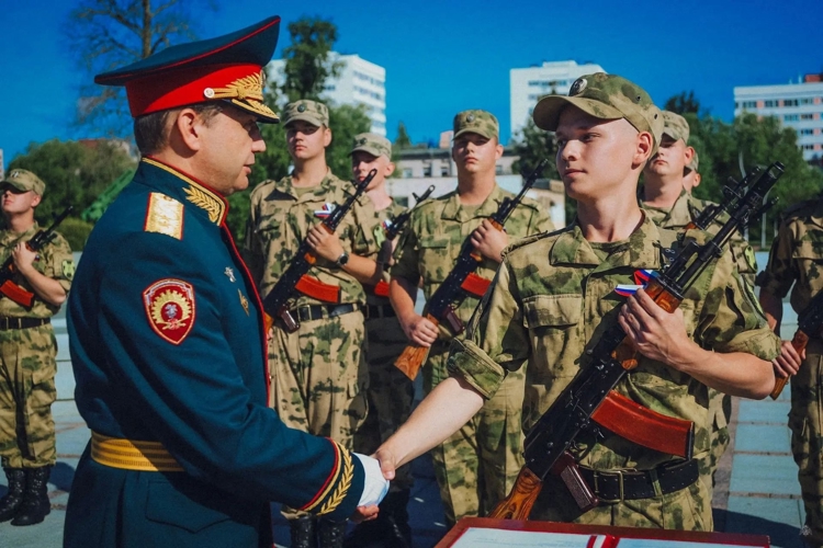 "Присяге будем верны!" - в День Государственного флага России состоялась торжественная церемония приведения к военной присяге военнослужащих БОУП Военной академии Росгвардии 