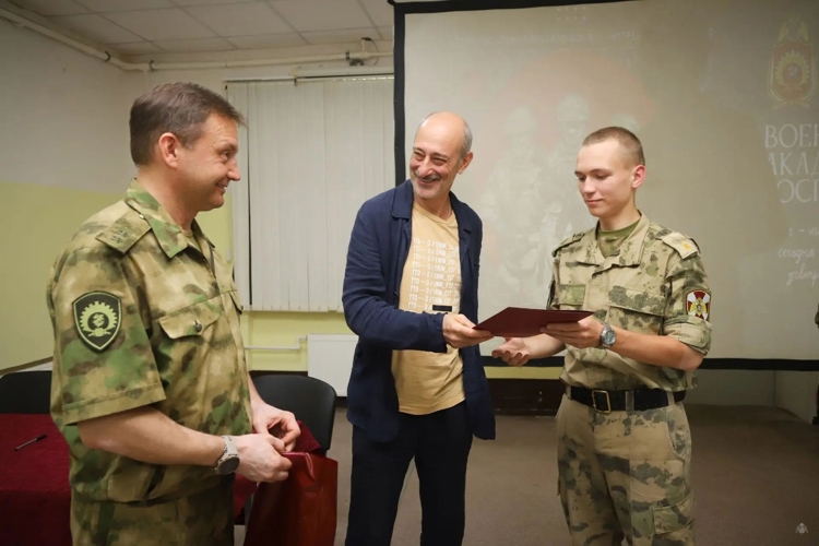 В Ленинградской области первокурсники Военной академии Росгвардии встретились с Заслуженным артистом России Карэном Бадаловым