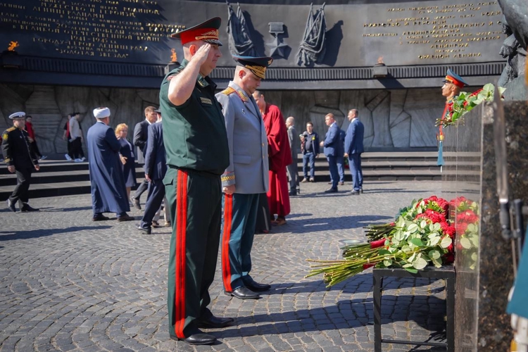 Делегация Росгвардии почтила память защитников Ленинграда