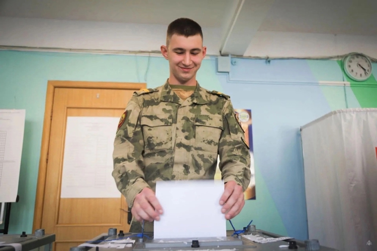 Военнослужащие по призыву и курсанты Военной академии Росгвардии принимают участие в Едином дне голосования