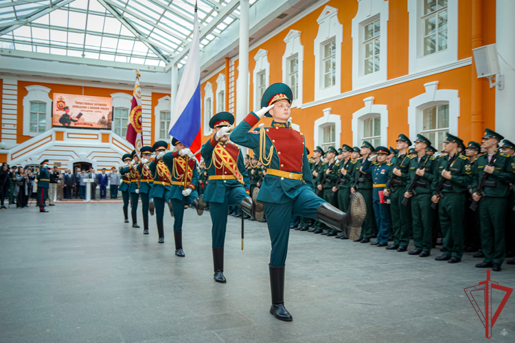 В Санкт-Петербурге заместитель директора Росгвардии поздравил первокурсников Военной академии Росгвардии с принятием Военной присяги (видео)