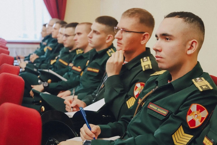 Первую лекцию в новом учебном году провёл лично начальник Военной академии Росгвардии генерал-лейтенант Андрей Кийко.