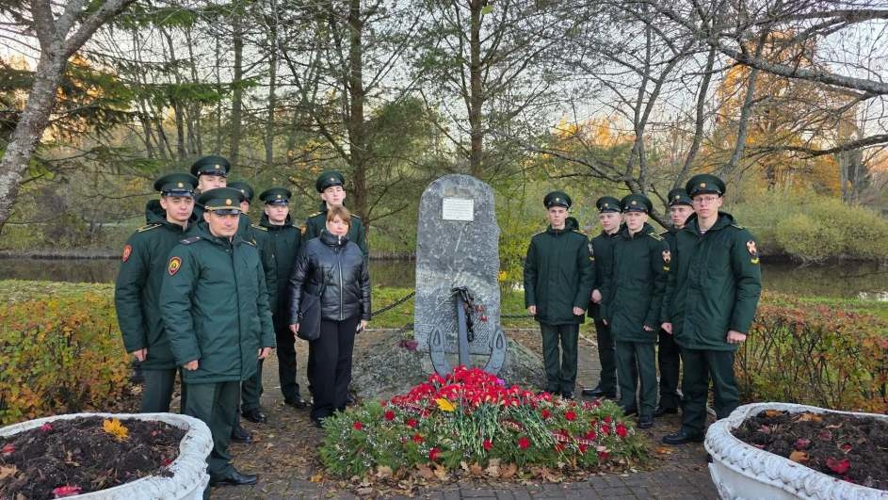 «Обреченные на подвиг»: курсанты почтили память Стрельнинско-Петергофских десантов