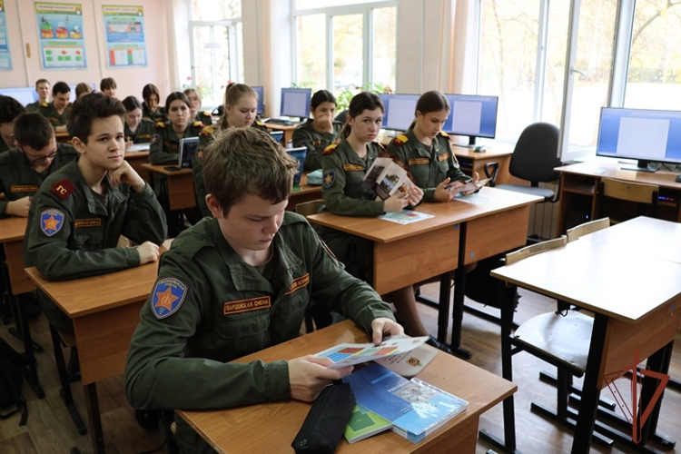 Офицер Военной ордена Жукова академии войск национальной гвардии Российской Федерации провел профориентационные встречи с учениками выпускных классов нижегородских школ