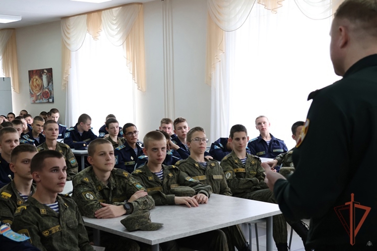 Офицер Военной ордена Жукова академии войск национальной гвардии Российской Федерации провел профориентационные встречи с учениками выпускных классов нижегородских школ