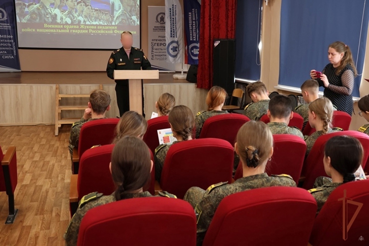Офицер Военной ордена Жукова академии войск национальной гвардии Российской Федерации провел профориентационные встречи с учениками выпускных классов нижегородских школ