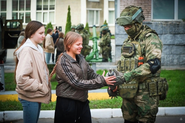 "Теплый визит" - Военная академия Росгвардии встретила юных гостей