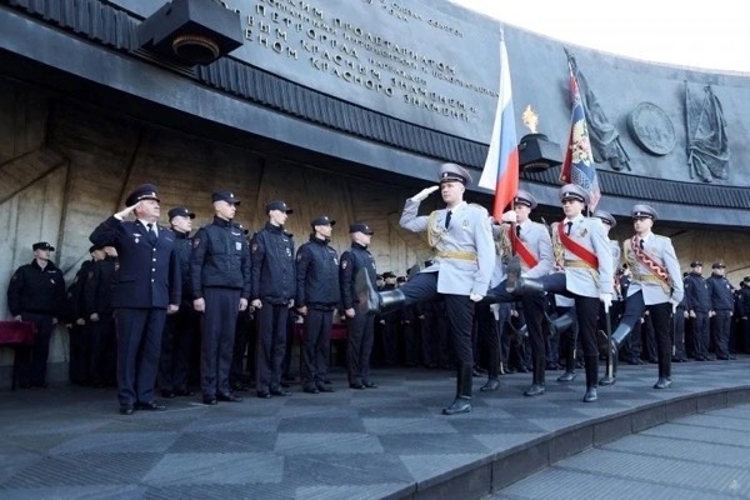 Заместитель начальника Военной академии Росгвардии полковник Олег Мартынов поздравил Санкт-Петербургский университет МВД России с молодым пополнением
