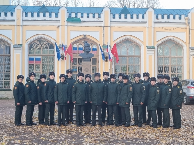 Дань памяти героям десанта: курсанты Военной академии Росгвардии посетили выставку «Обреченные на подвиг»