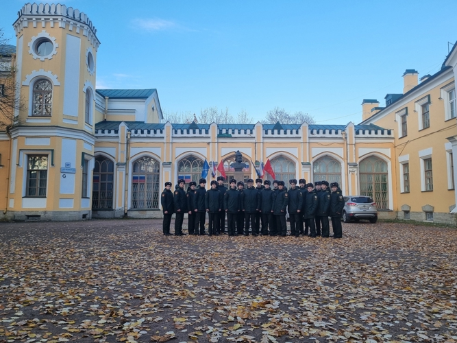 Дань памяти героям десанта: курсанты Военной академии Росгвардии посетили выставку «Обреченные на подвиг»