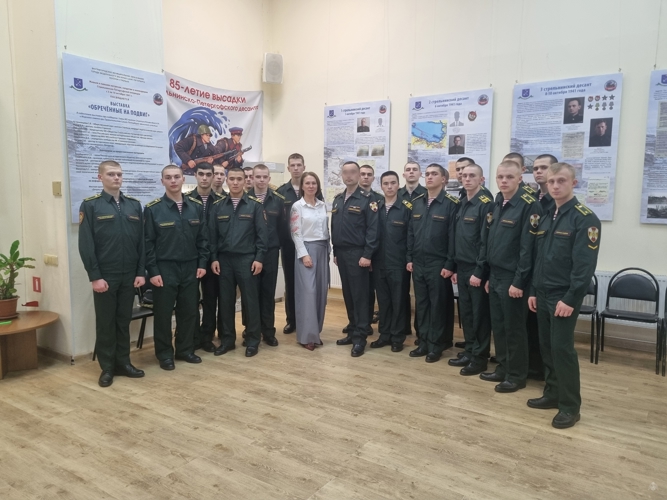 Дань памяти героям десанта: курсанты Военной академии Росгвардии посетили выставку «Обреченные на подвиг»